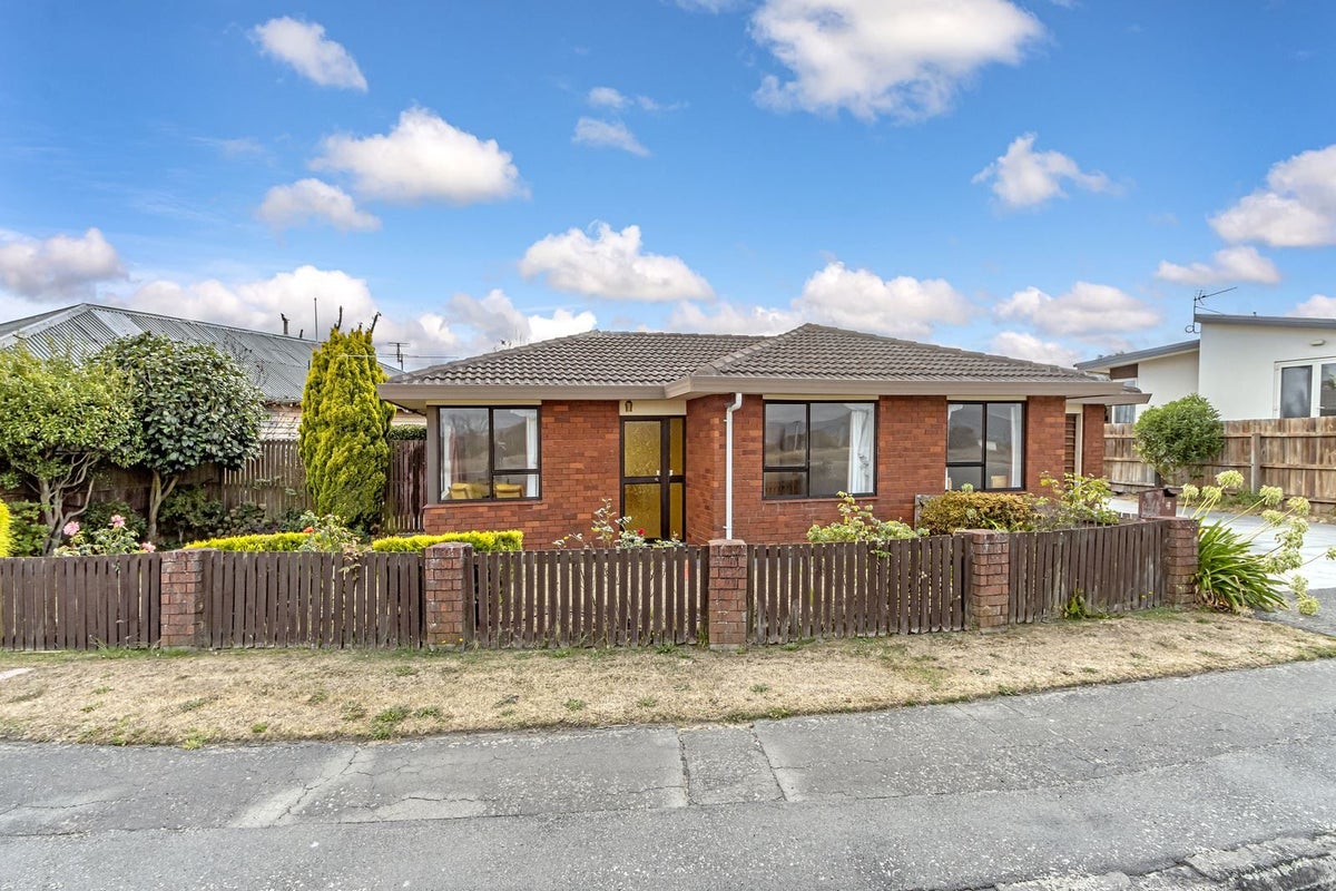 1/21 Owles Terrace, New Brighton, Christchurch - Carousel 1