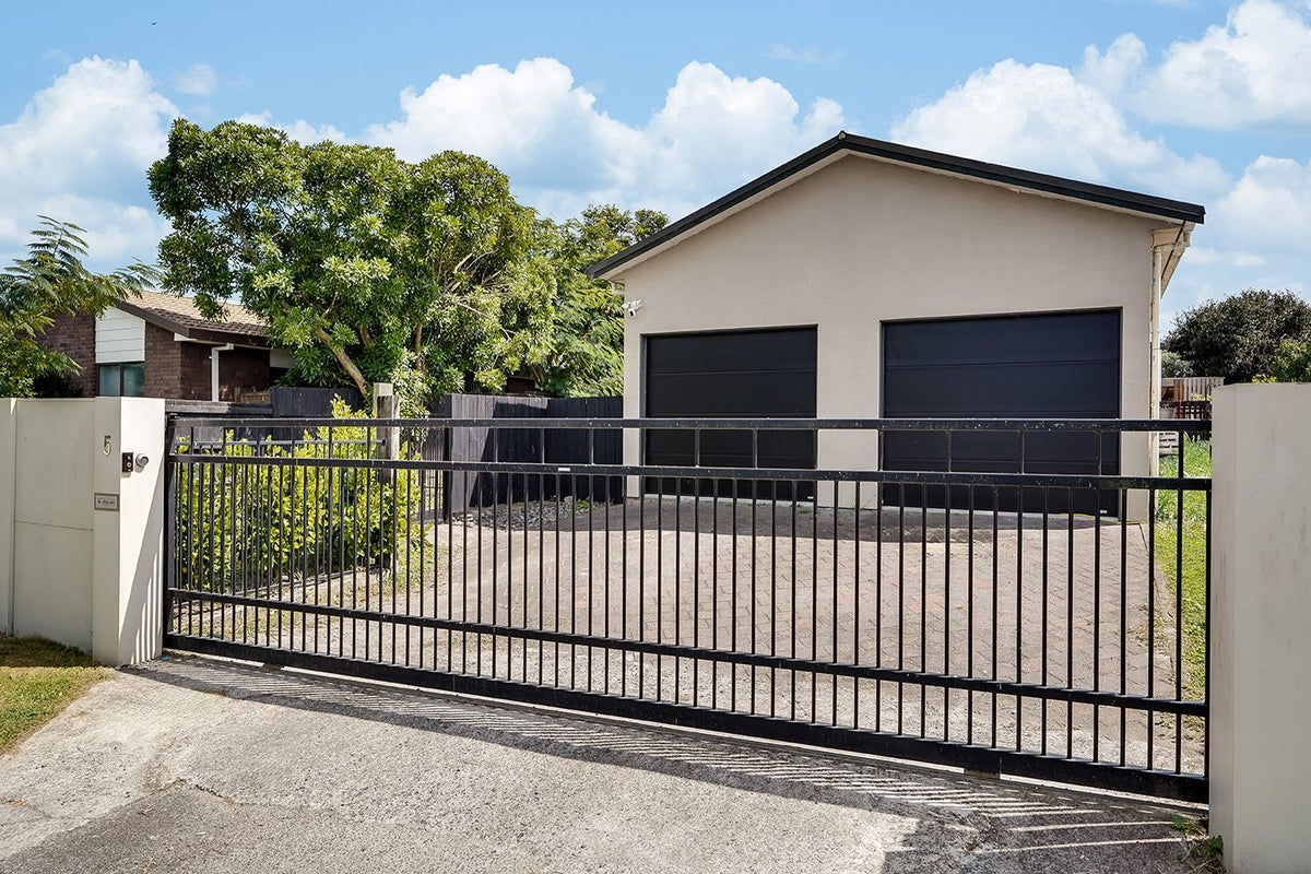 5 Raleigh Avenue, Fairview Downs, Hamilton - Carousel 1