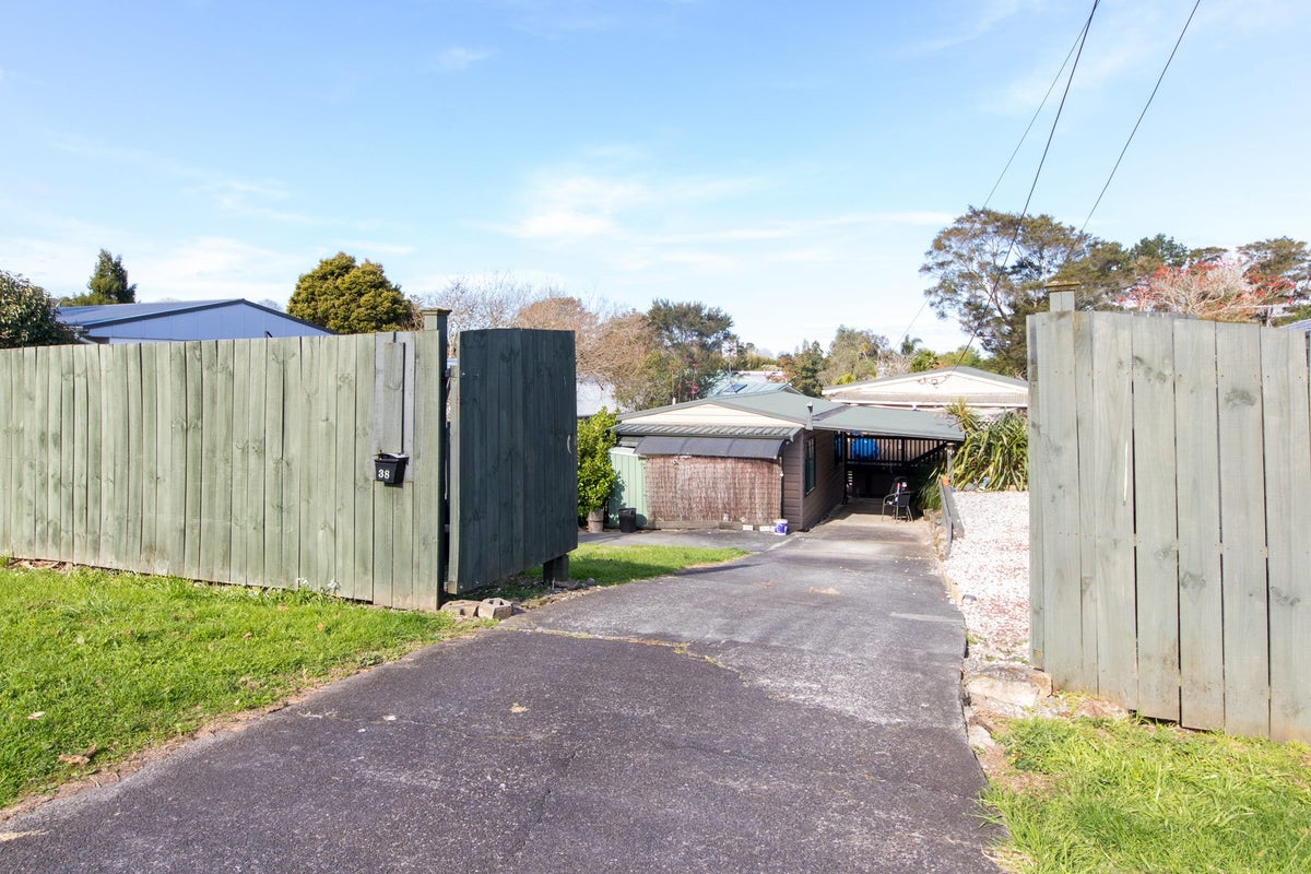 38 Stottholm Road, Titirangi, Auckland - Carousel 1