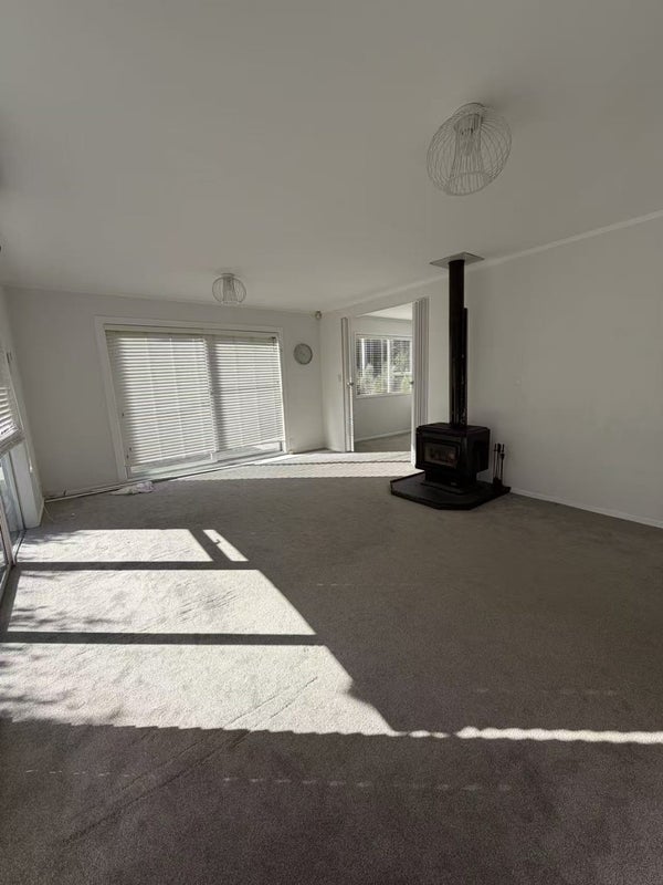 17 Taioma Crescent, Te Atatu Peninsula, Auckland - Carousel 1