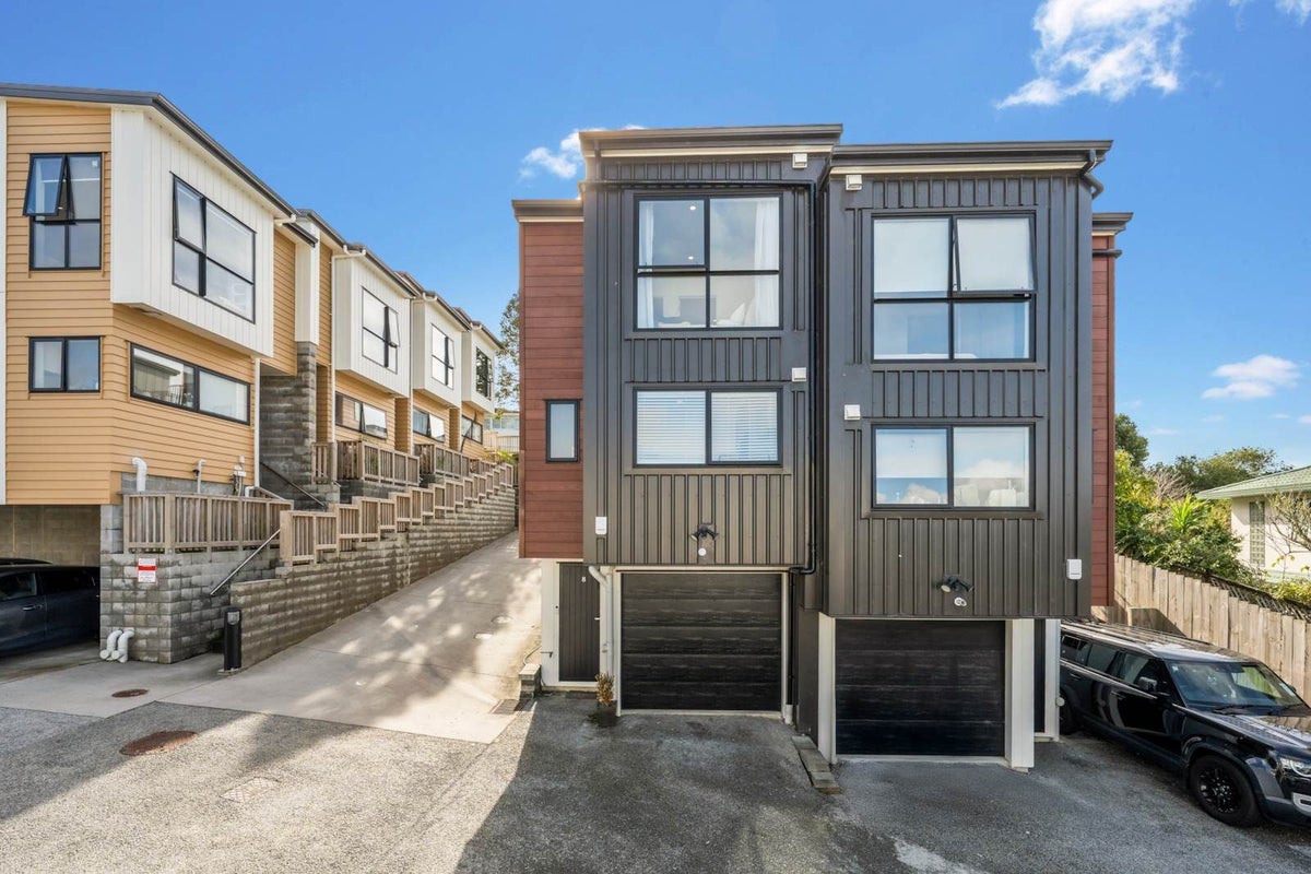 8 Oki Place, Glenfield, Auckland - Carousel 2