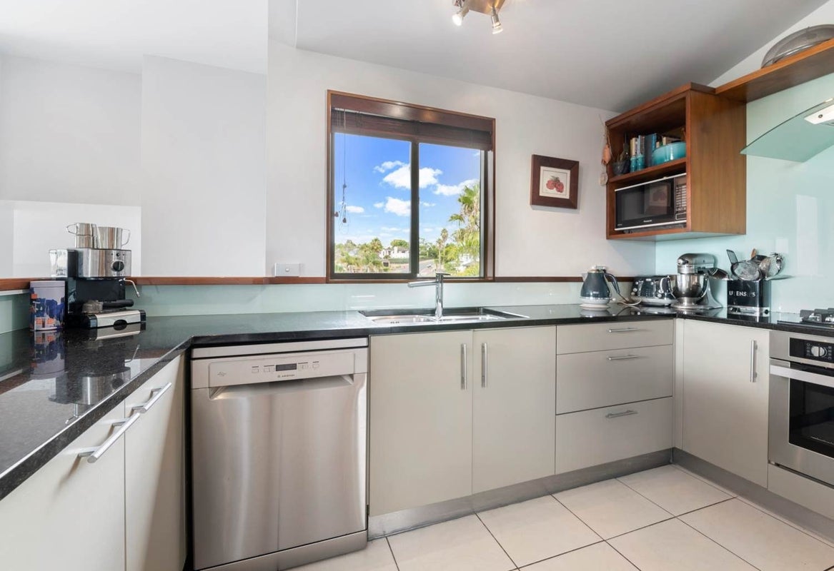 51 Penguin Drive, Murrays Bay, Auckland - Carousel 2
