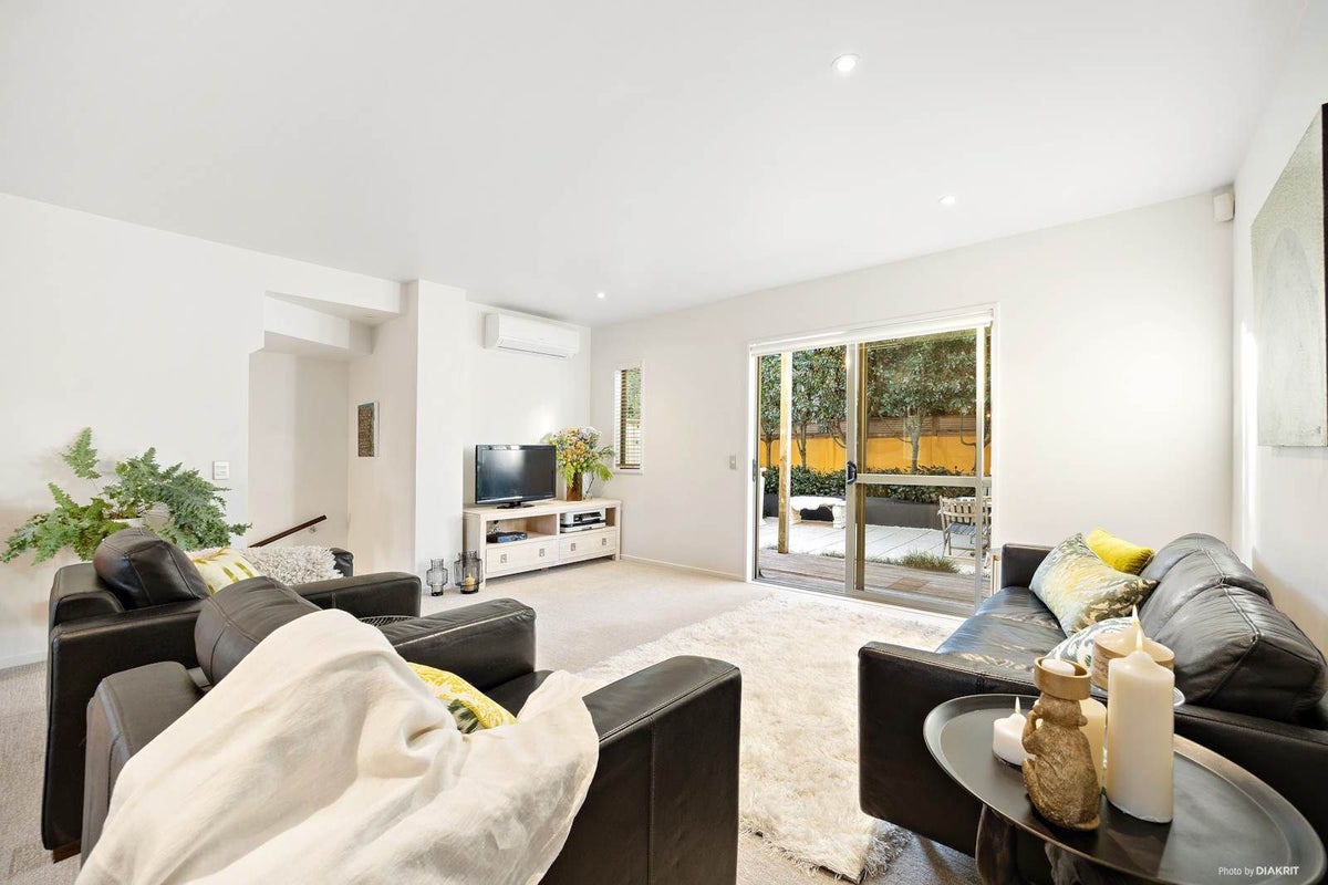23/21 Hunters Park Drive, Three Kings, Auckland - Carousel 2
