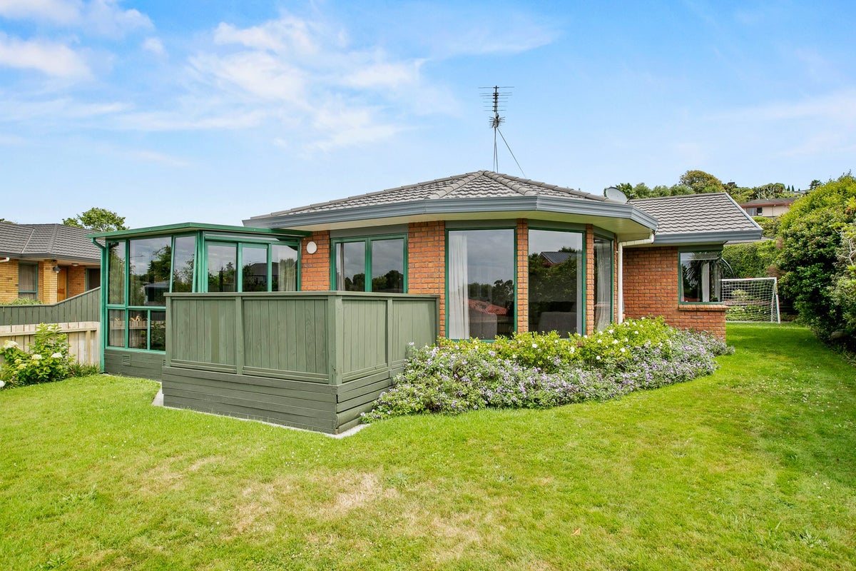 20 Ashmore Drive, Frankleigh Park, New Plymouth - Carousel 1