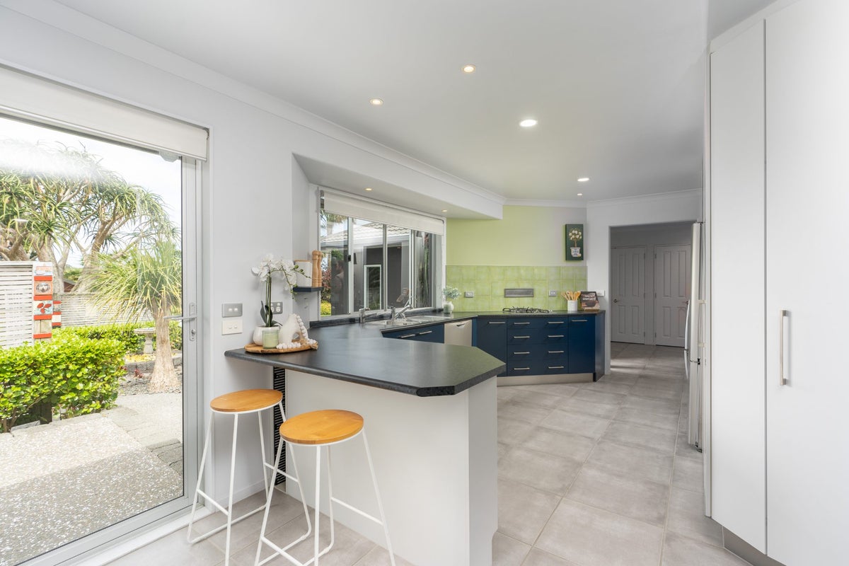 6 Conifer Grove, Kamo, Whangarei - Carousel 2