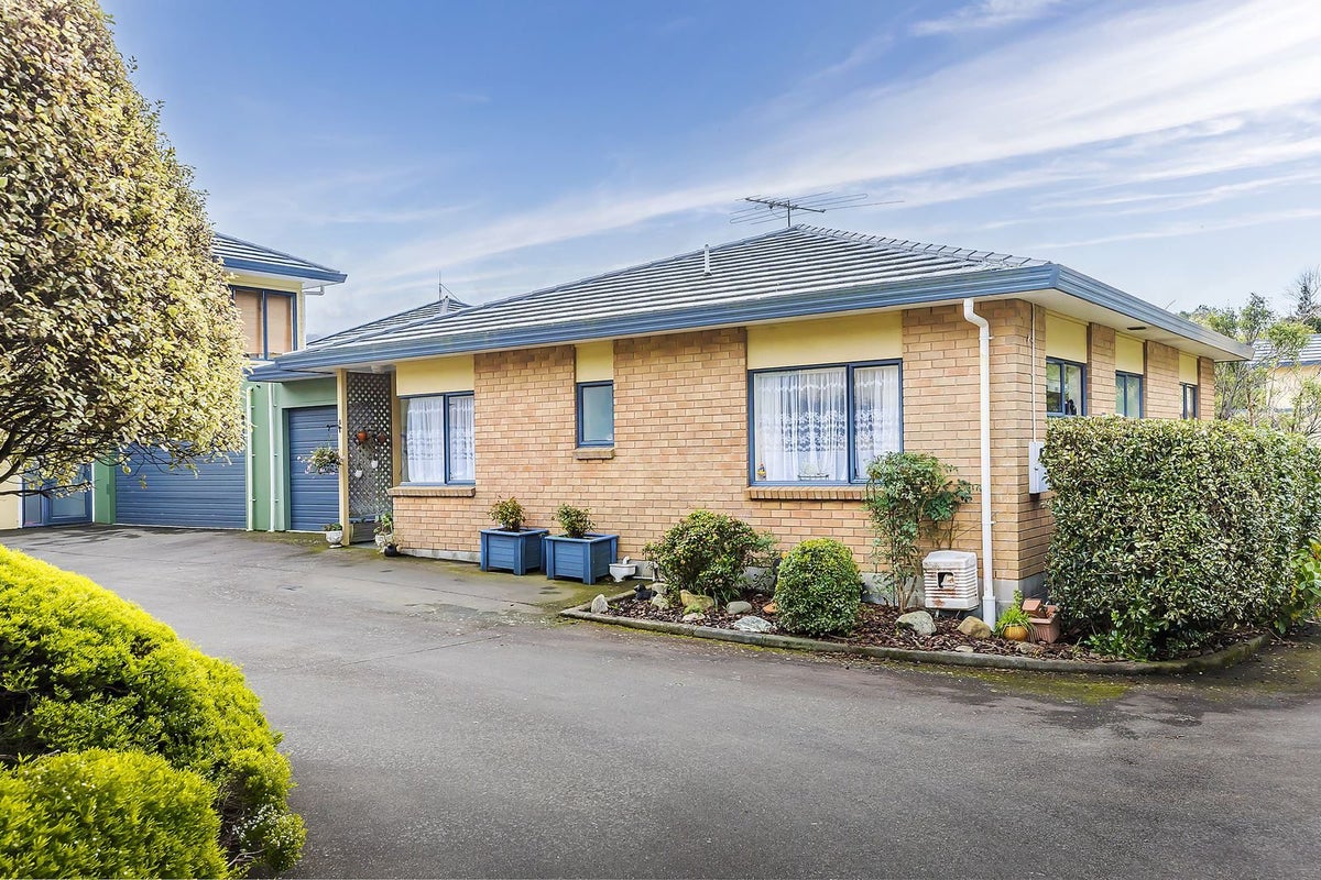 8/5 Court Road, Tawa, Wellington - Carousel 1
