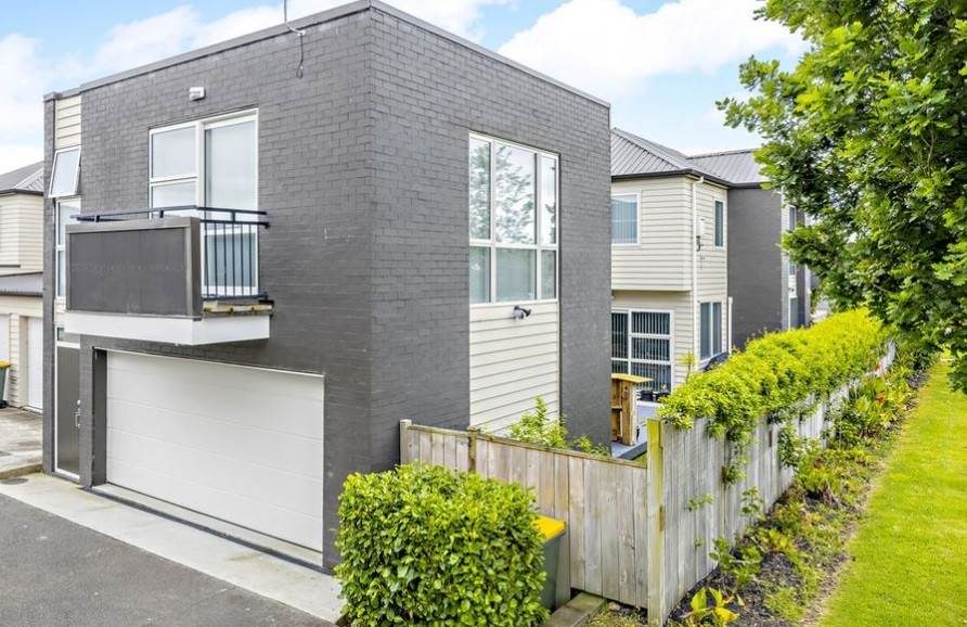 37 Popokatea Drive, Takanini, Auckland - Carousel 1