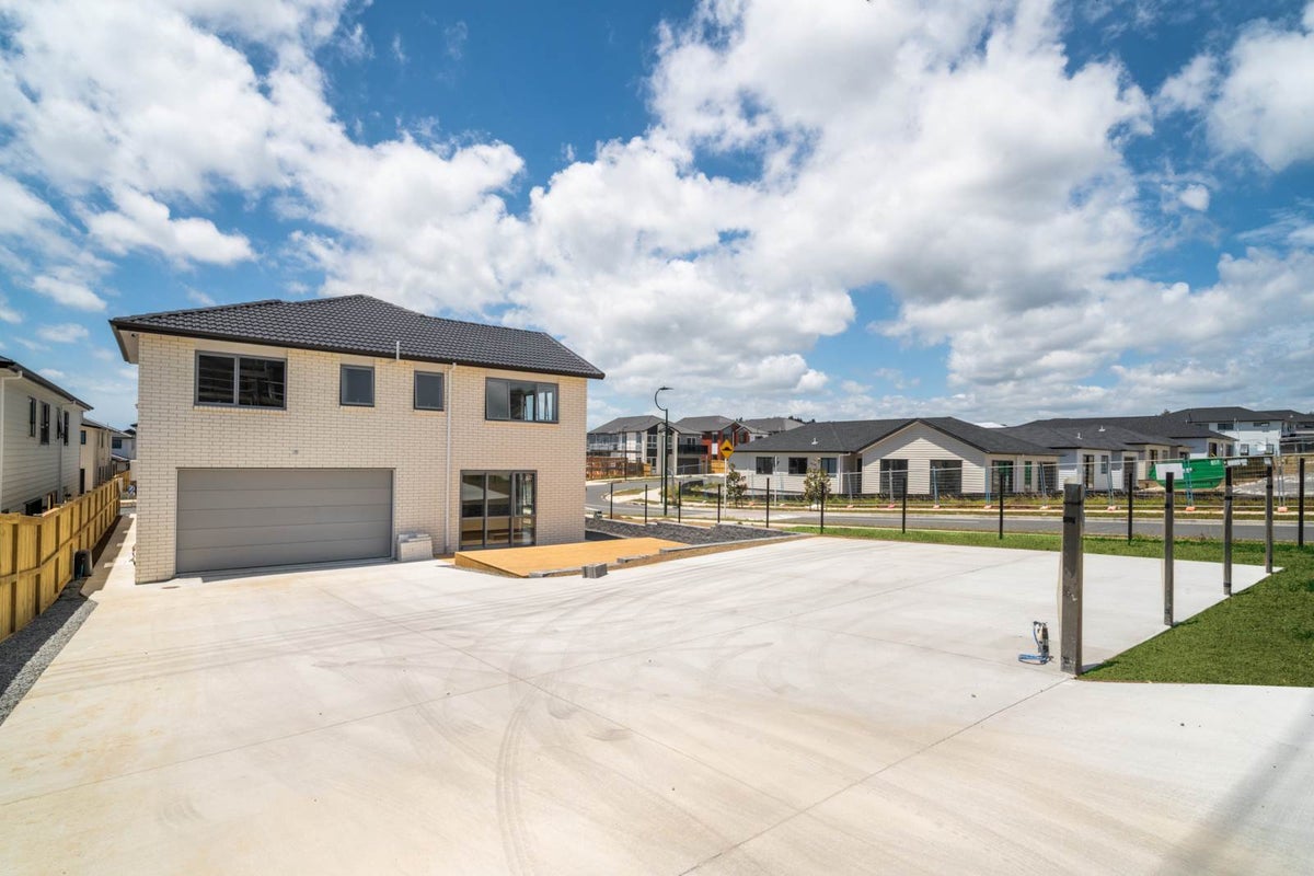 24 Cloonlyon Drive, Flat Bush, Auckland - Carousel 1