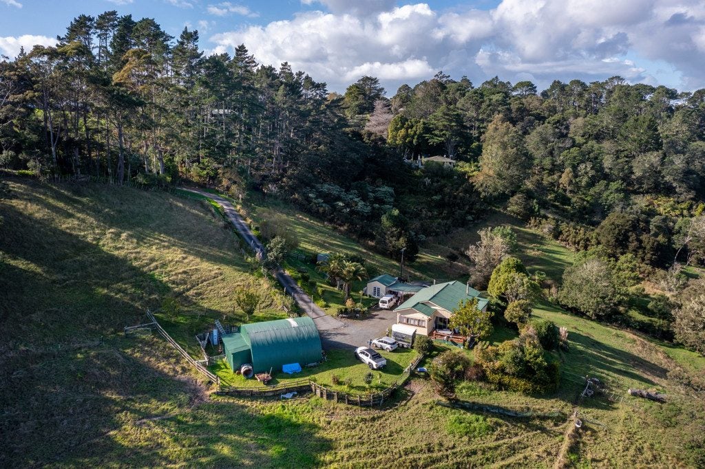 1262 East Coast Road, Albany - Carousel 1