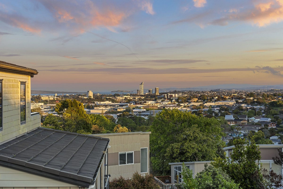565 Glenfield Road, Glenfield, Auckland - Carousel 1