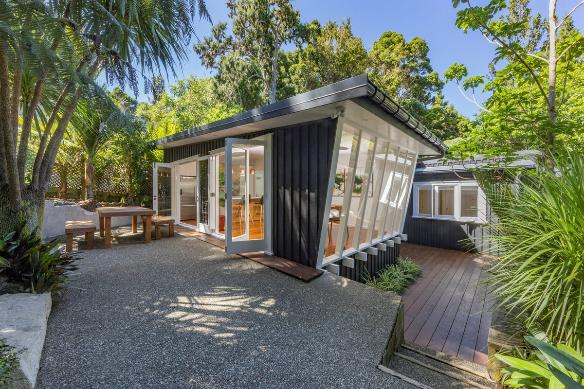 18 Waima Crescent, Titirangi, Auckland - Carousel 1