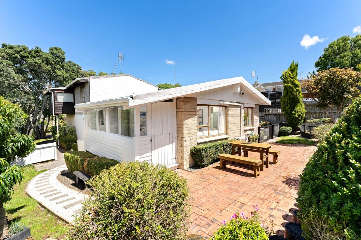 2/22 Lush Avenue, St Johns, Auckland - Carousel 1
