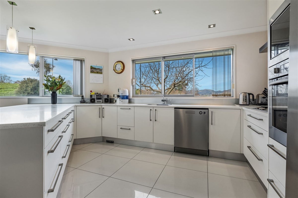 2 Donovan Place, Aidanfield, Christchurch - Carousel 2