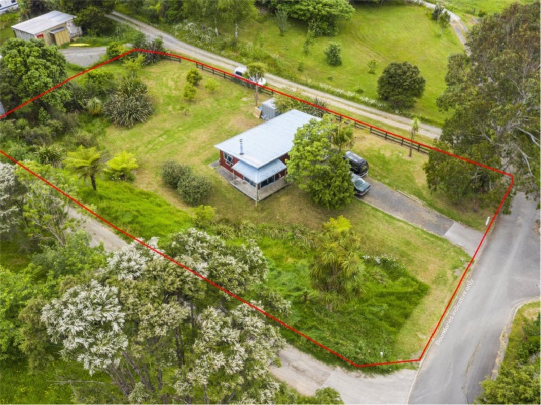 28B Point Street, Raglan - Carousel 1