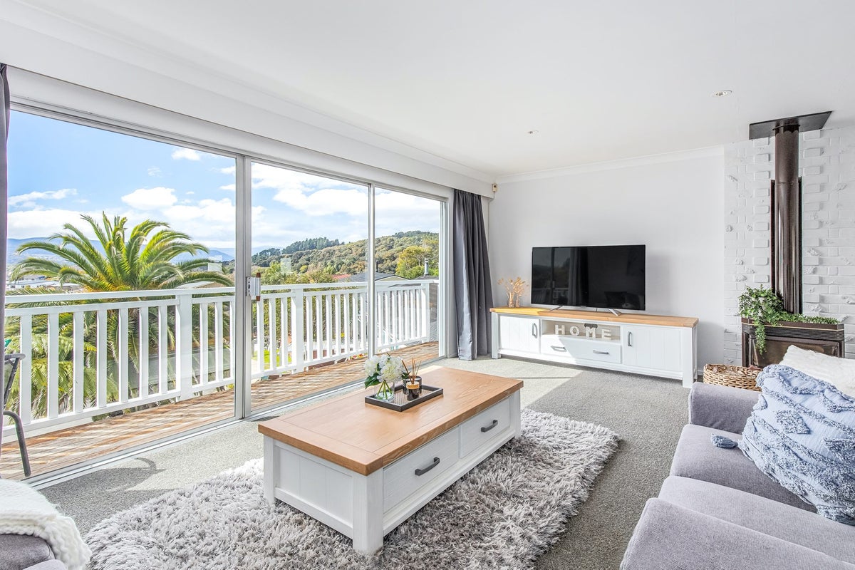 12 Glenrae Grove, Silverstream, Upper Hutt - Carousel 2