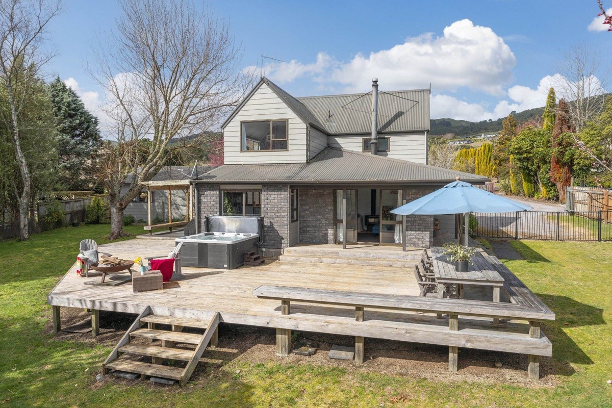 10 Angela Place, Kinloch, Taupo - Carousel 1