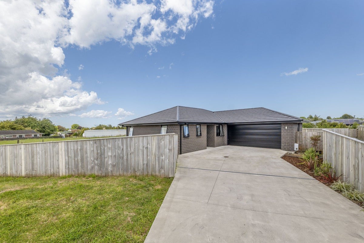 10 Bianca Crescent, Stratford, Stratford - Carousel 1