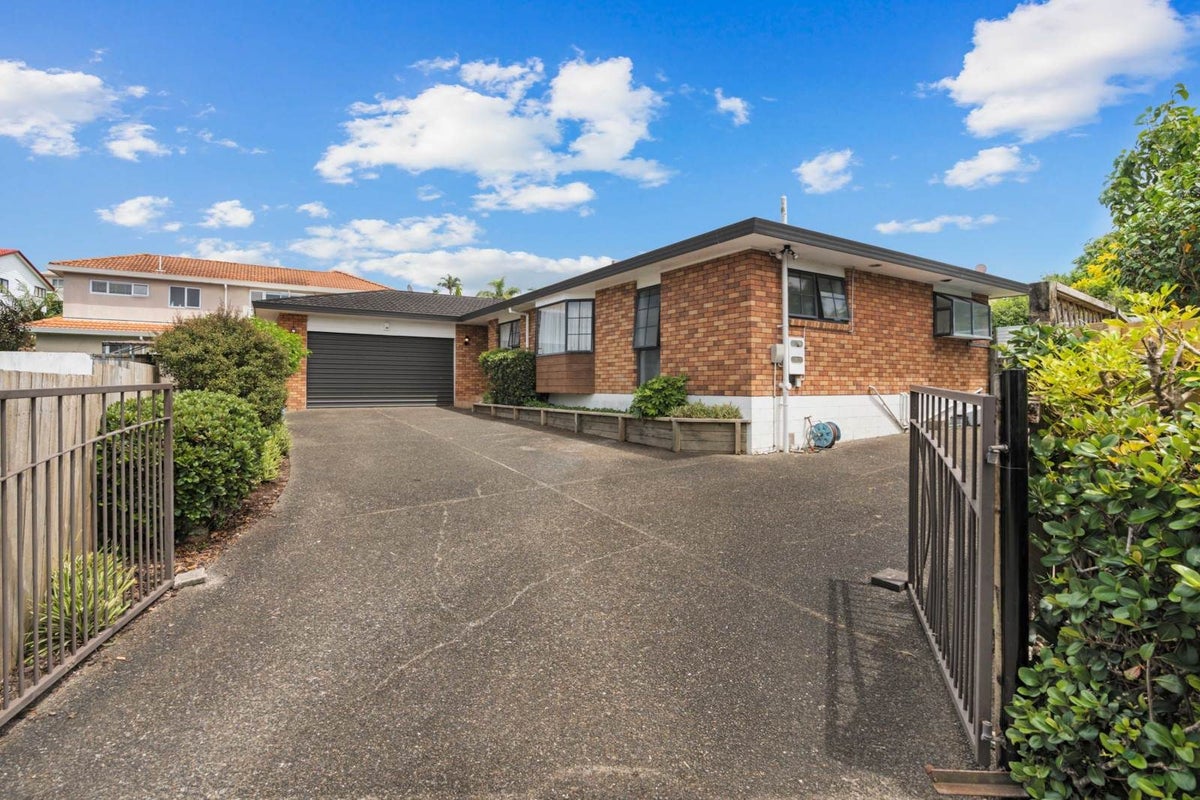 37 Whiting Grove, West Harbour, Auckland - Carousel 1