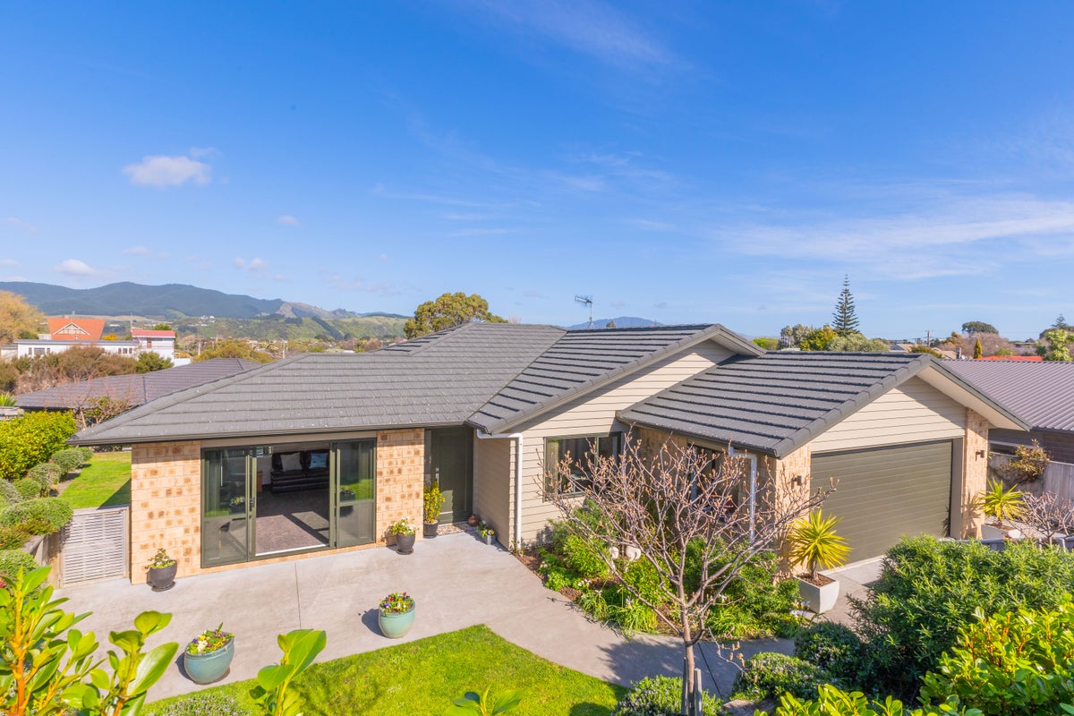 6 Simpson Crescent, Raumati Beach, Paraparaumu - Carousel 1