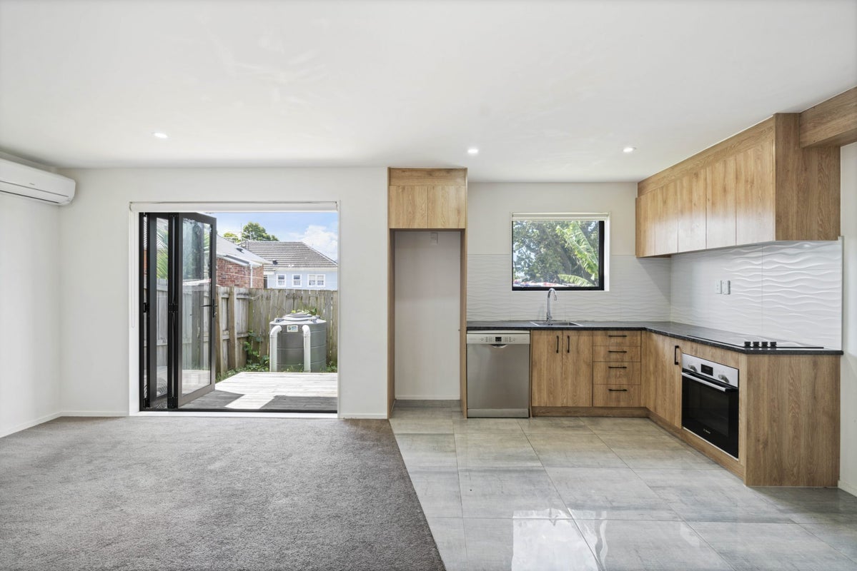 48D Waddell Avenue, Point England, Auckland - Carousel 1