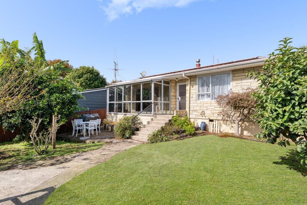 8 Dingadee Street, Welcome Bay, Tauranga - Carousel 1