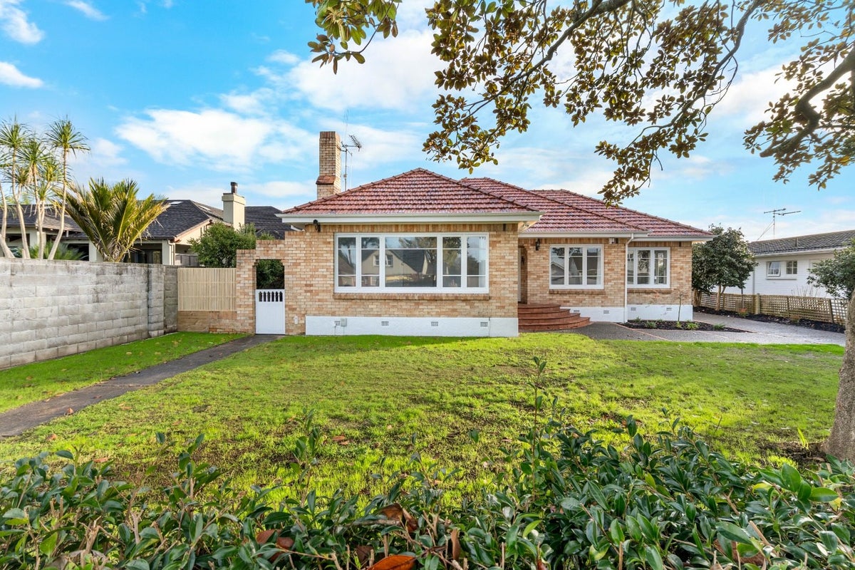 33 Dalethorpe Avenue, Fairfield, Hamilton - Carousel 2