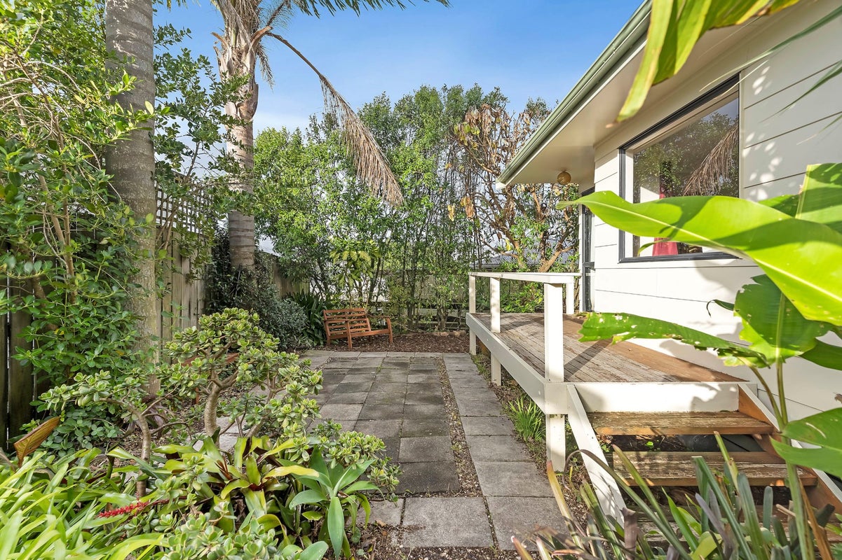 2/95 Wharf Road, Te Atatu Peninsula, Auckland - Carousel 1