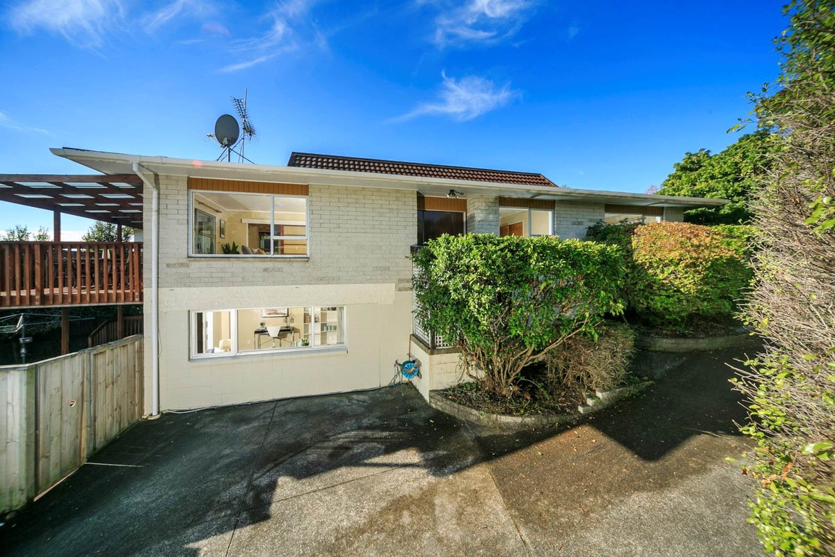 12 Oaktree Avenue, Browns Bay, Auckland - Carousel 1