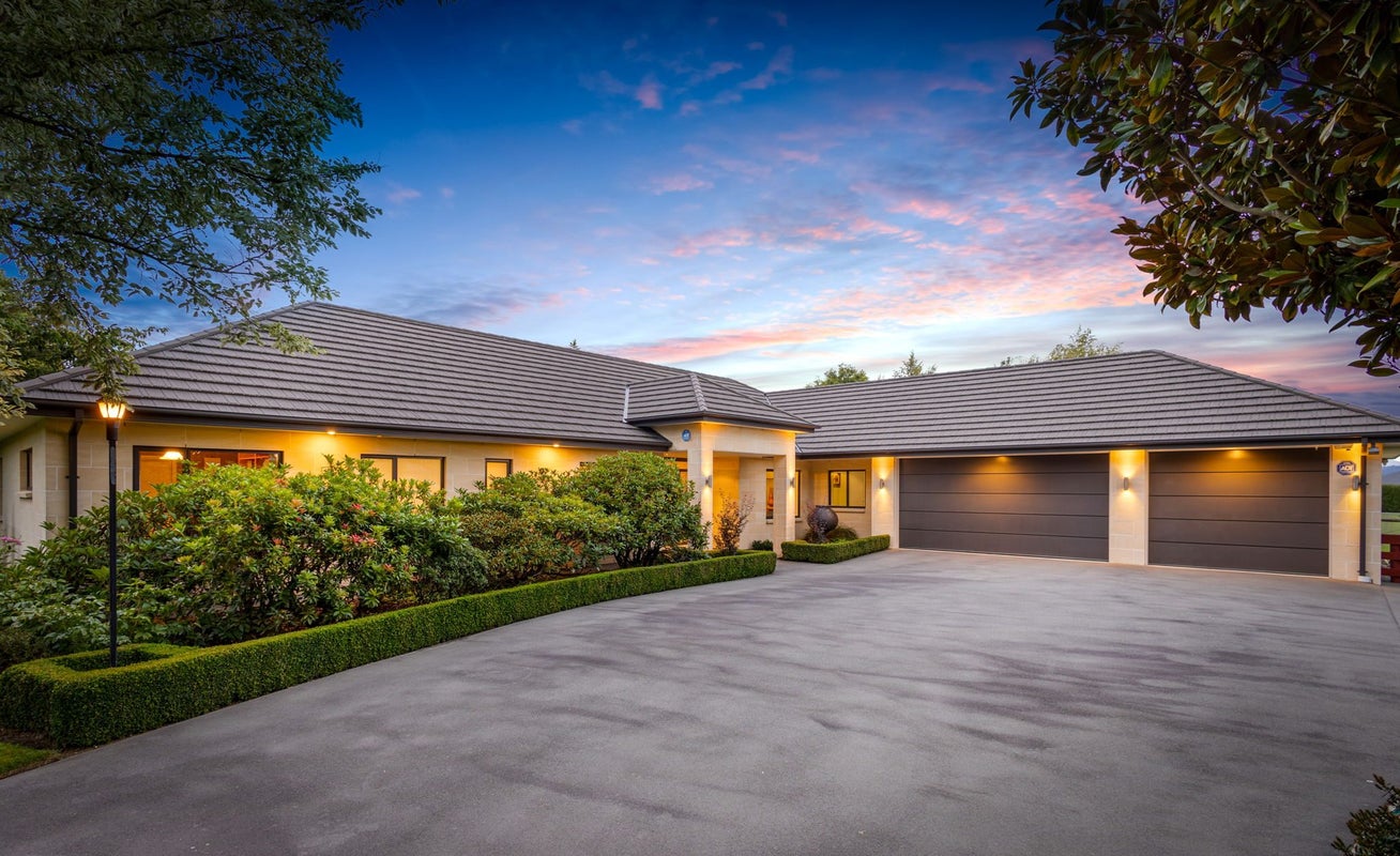 20 Kingcraft Drive, Christchurch - Carousel 1