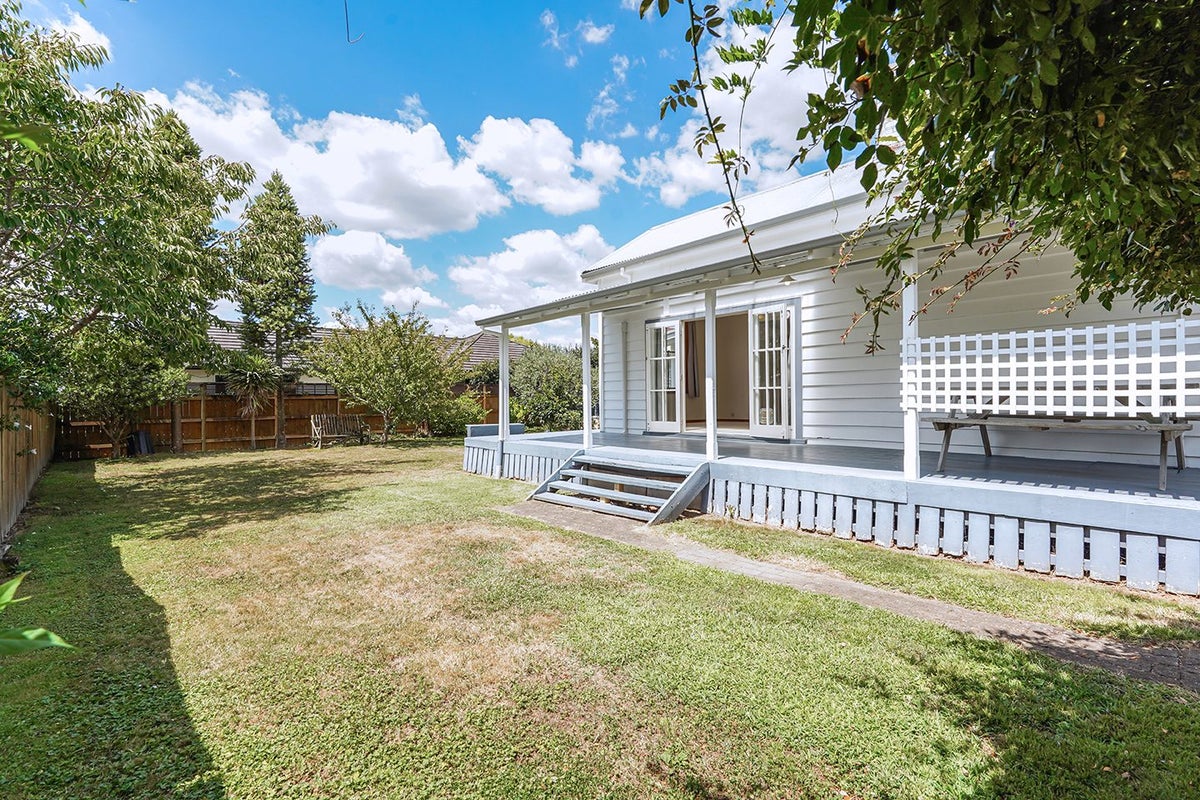 76 Albert Street, Hamilton East, Hamilton - Carousel 1