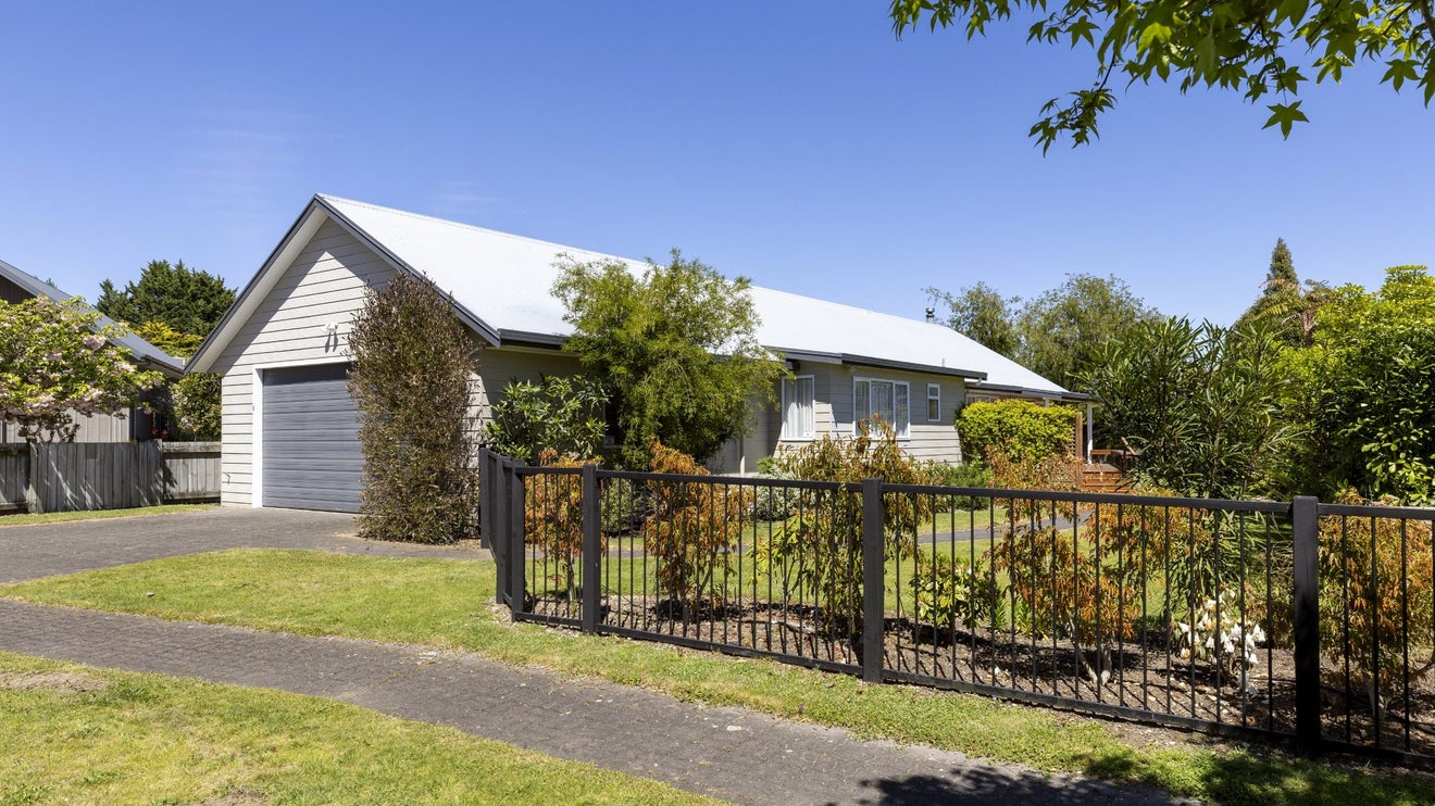 8 Haines Grove, Rainbow Point, Taupo - Carousel 1