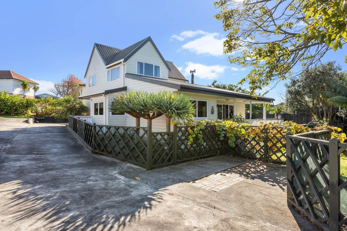 2/33 Methuen Road, Avondale, Auckland - Carousel 1