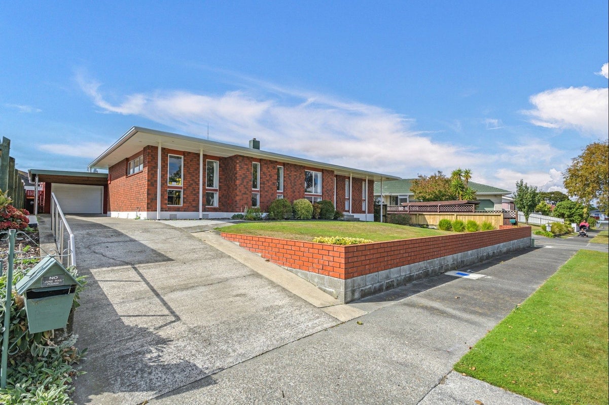 61 Terry Crescent, Milson, Palmerston North - Carousel 1