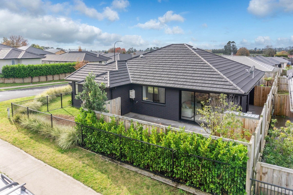 1/2 Bostonkip Crescent, Fitzroy, Hamilton - Carousel 1