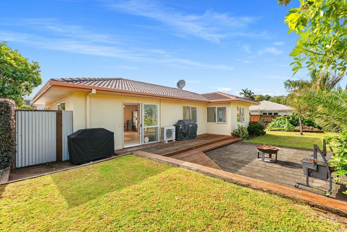 1 Vanderbilt Place, Welcome Bay, Tauranga - Carousel 2