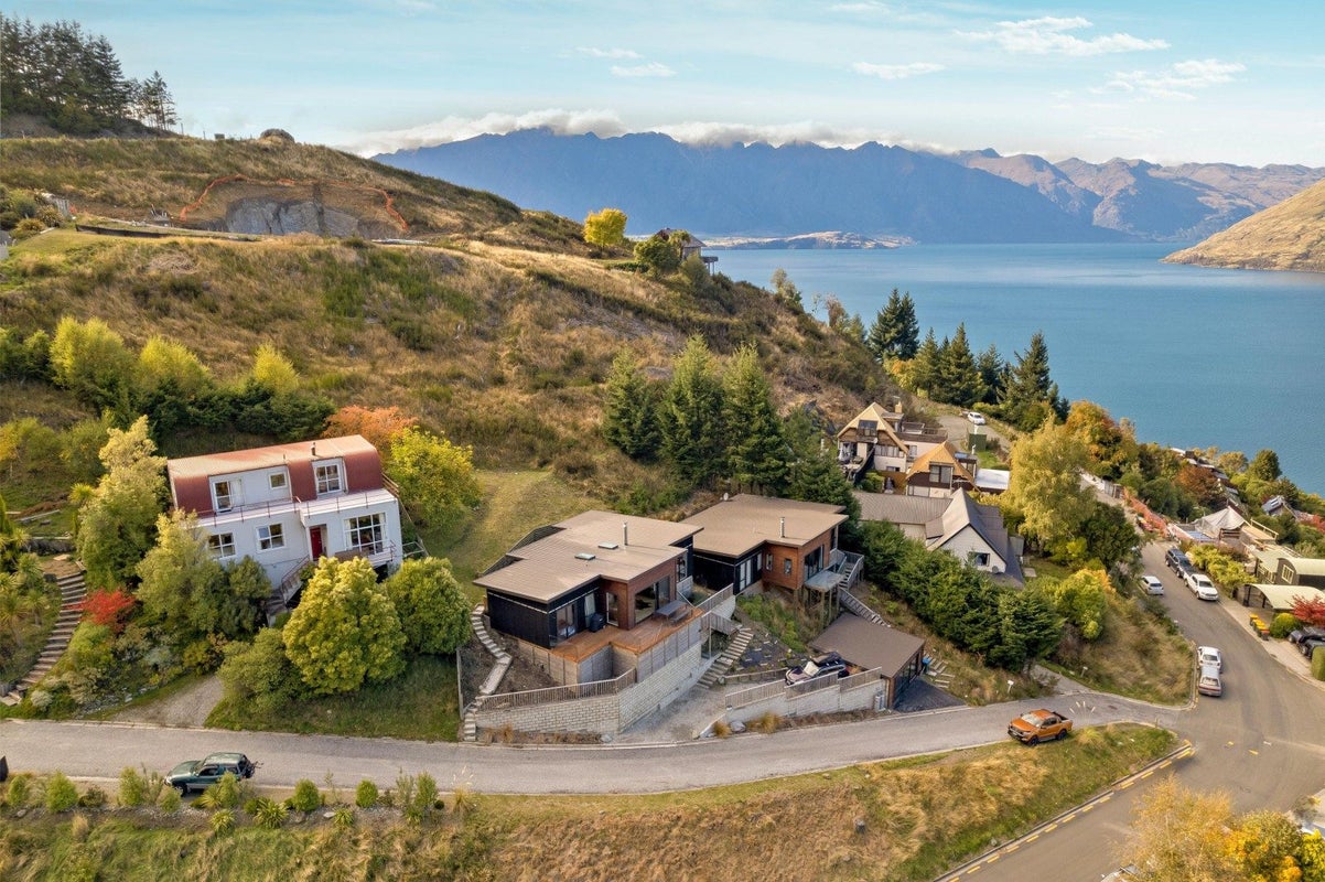 15A MACKINNON TCE, SUNSHINE BAY, QUEENSTOWN - Carousel 22