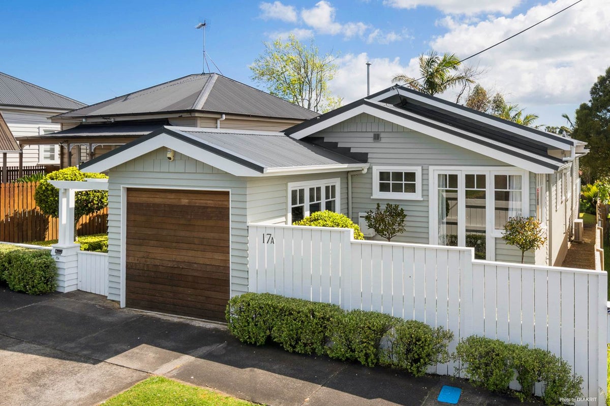 17A Kiwi Road, Stanley Point, Auckland - Carousel 1
