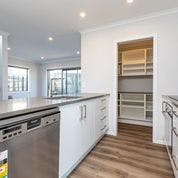 3 Hillview Crescent, Paparangi, Wellington - Carousel 2