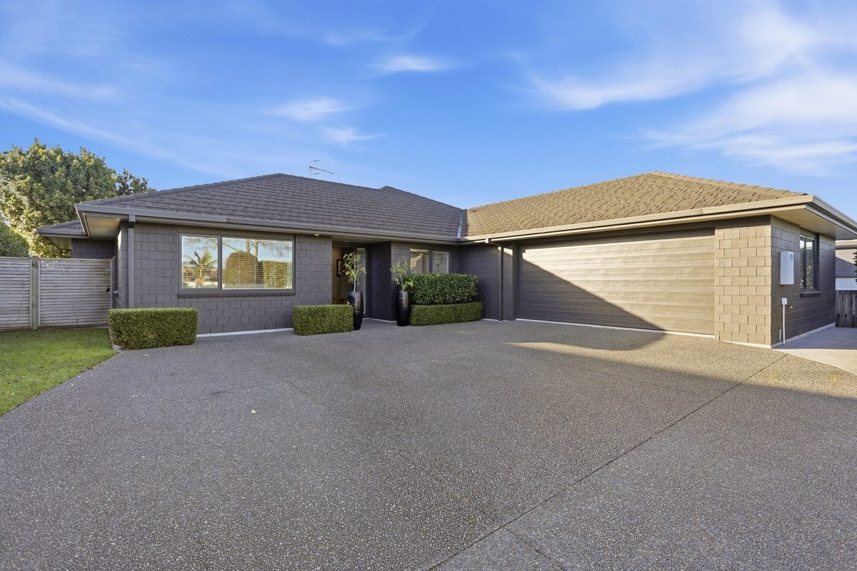 43 Inverness Drive, Pyes Pa, Tauranga - Carousel 1