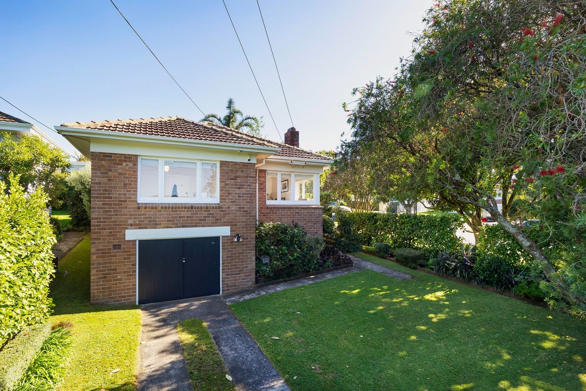 71 Owairaka Avenue, Mount Albert, Auckland - Carousel 1