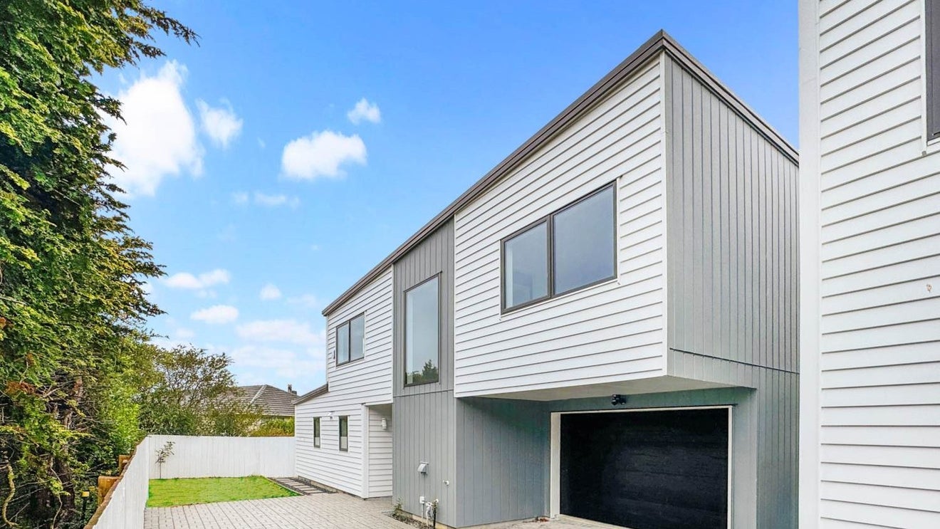 19A Essex Street, Te Atatu South, Auckland - Carousel 1