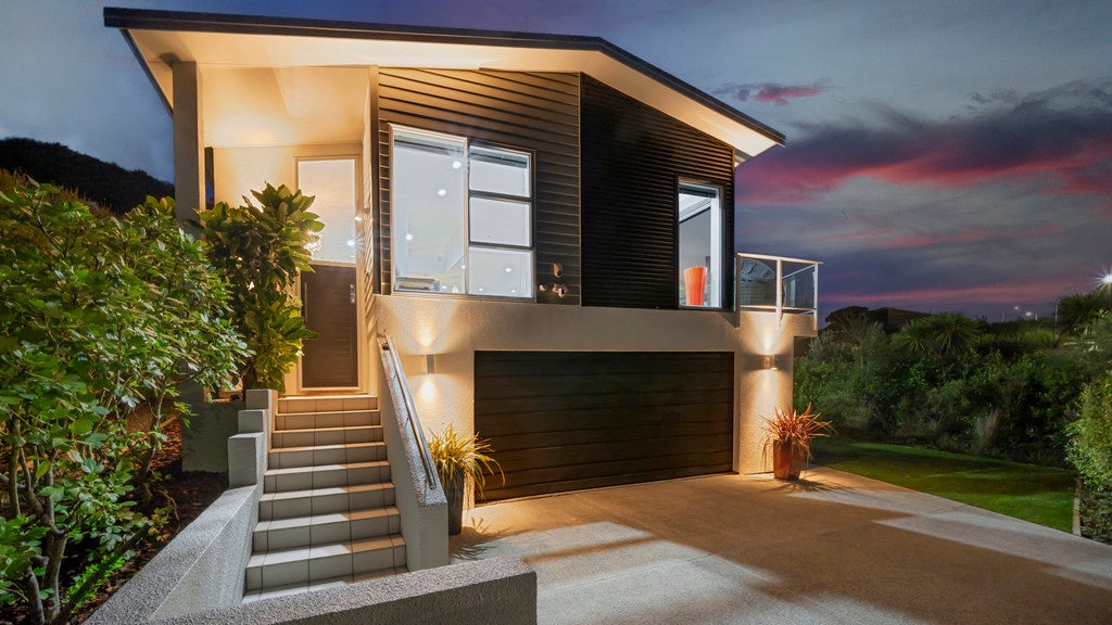 39 Navigation Drive, Whitby, Porirua - Carousel 1