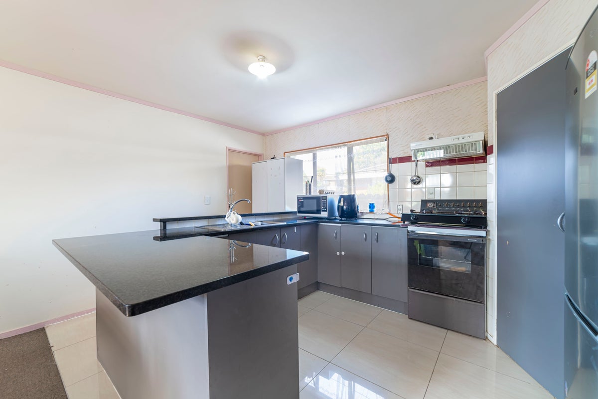 2/93 Aviemore Drive, Highland Park, Auckland - Carousel 2