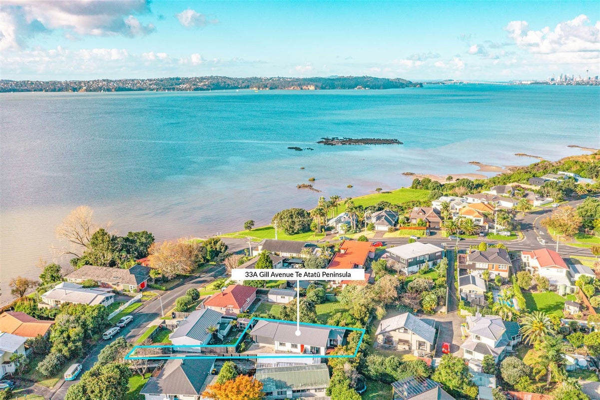 33A Gill Avenue, Te Atatu Peninsula, Auckland - Carousel 1