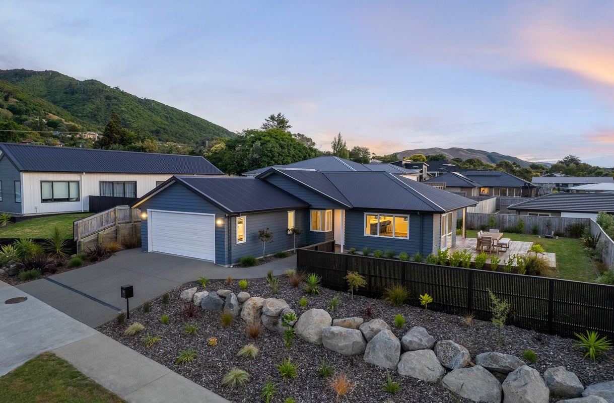 11 Karearea Avenue, Waikanae - Carousel 1