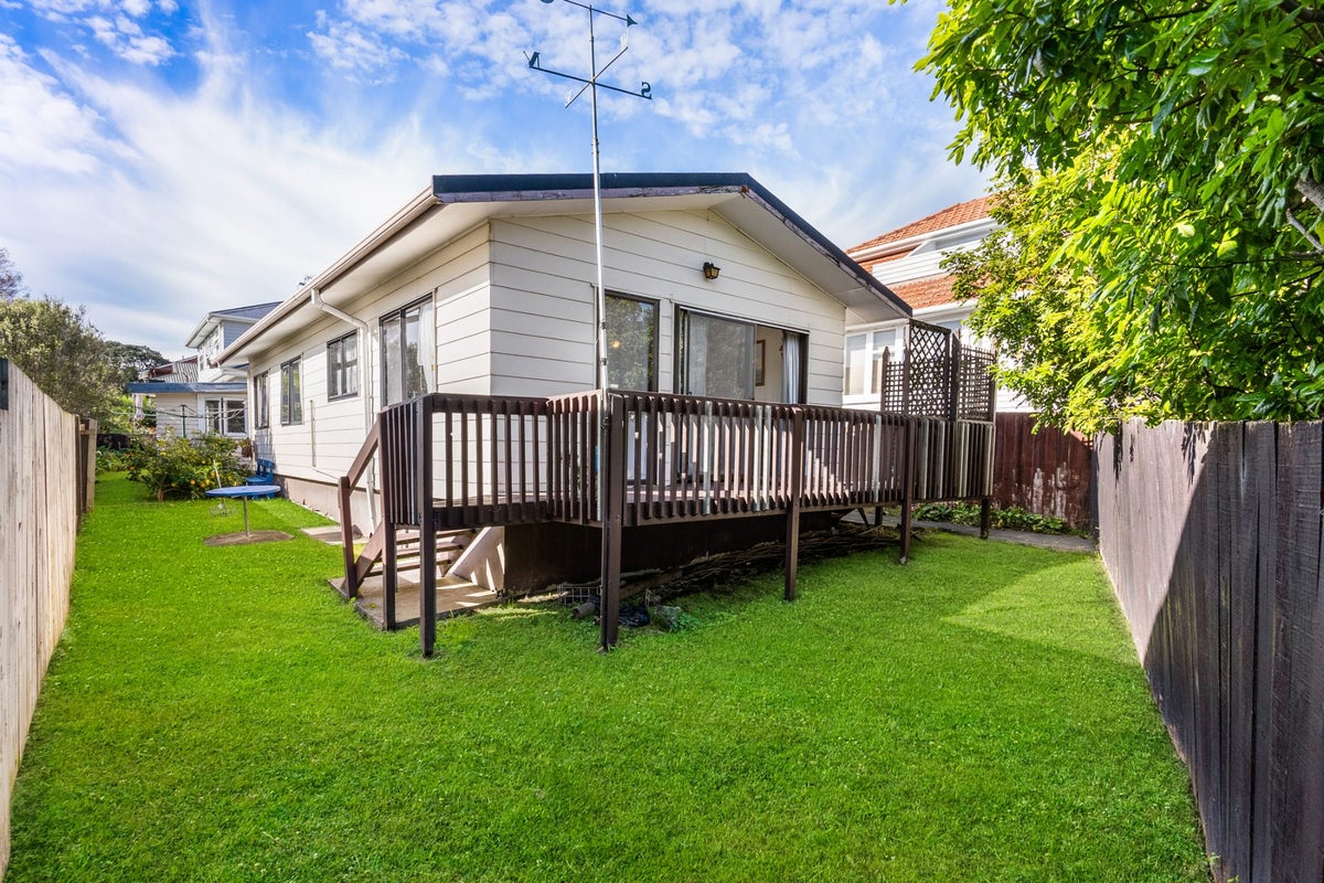 2/30 Fraser Road, Narrow Neck, Auckland - Carousel 1