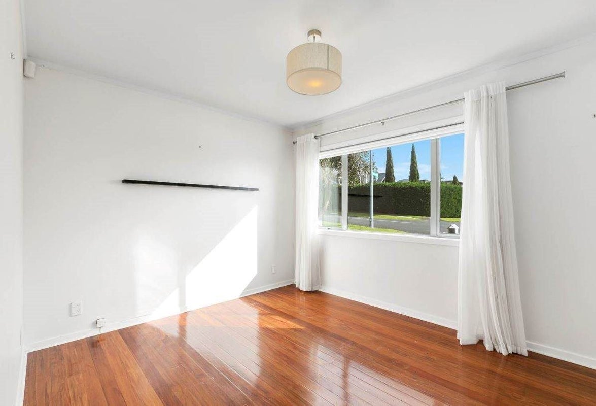 5/33 Castor Bay Road, Castor Bay, Auckland - Carousel 2