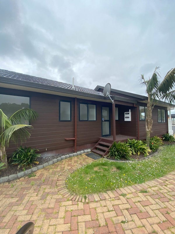38 Heathridge Place, Burswood, Auckland - Carousel 1