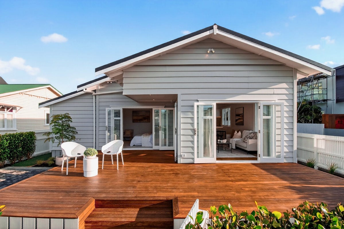 10 Joan Street, Point Chevalier, Auckland - Carousel 1