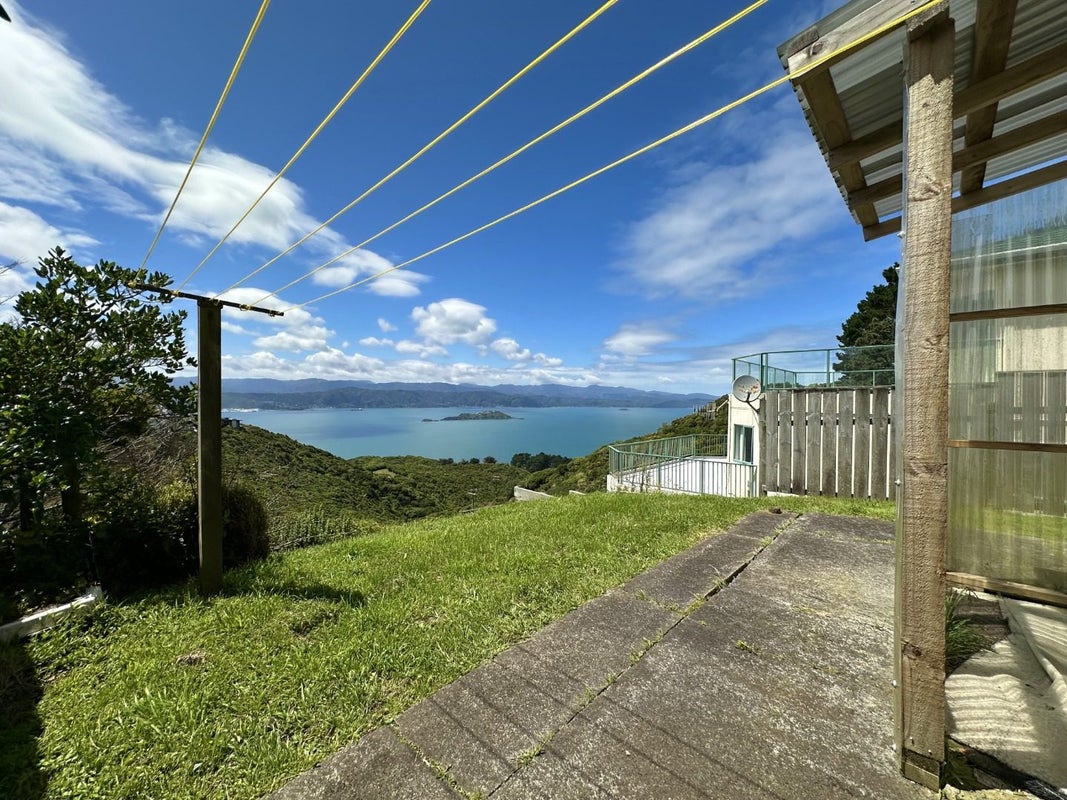 9B Edgecombe Street, Newlands, Wellington - Carousel 1